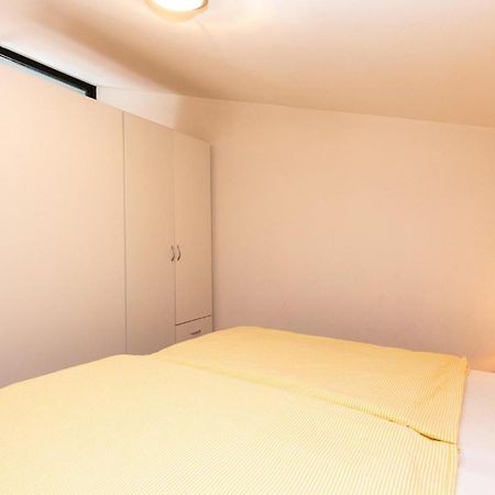 1 Bedroom Cozy Apartment In Jadranovo Exterior foto