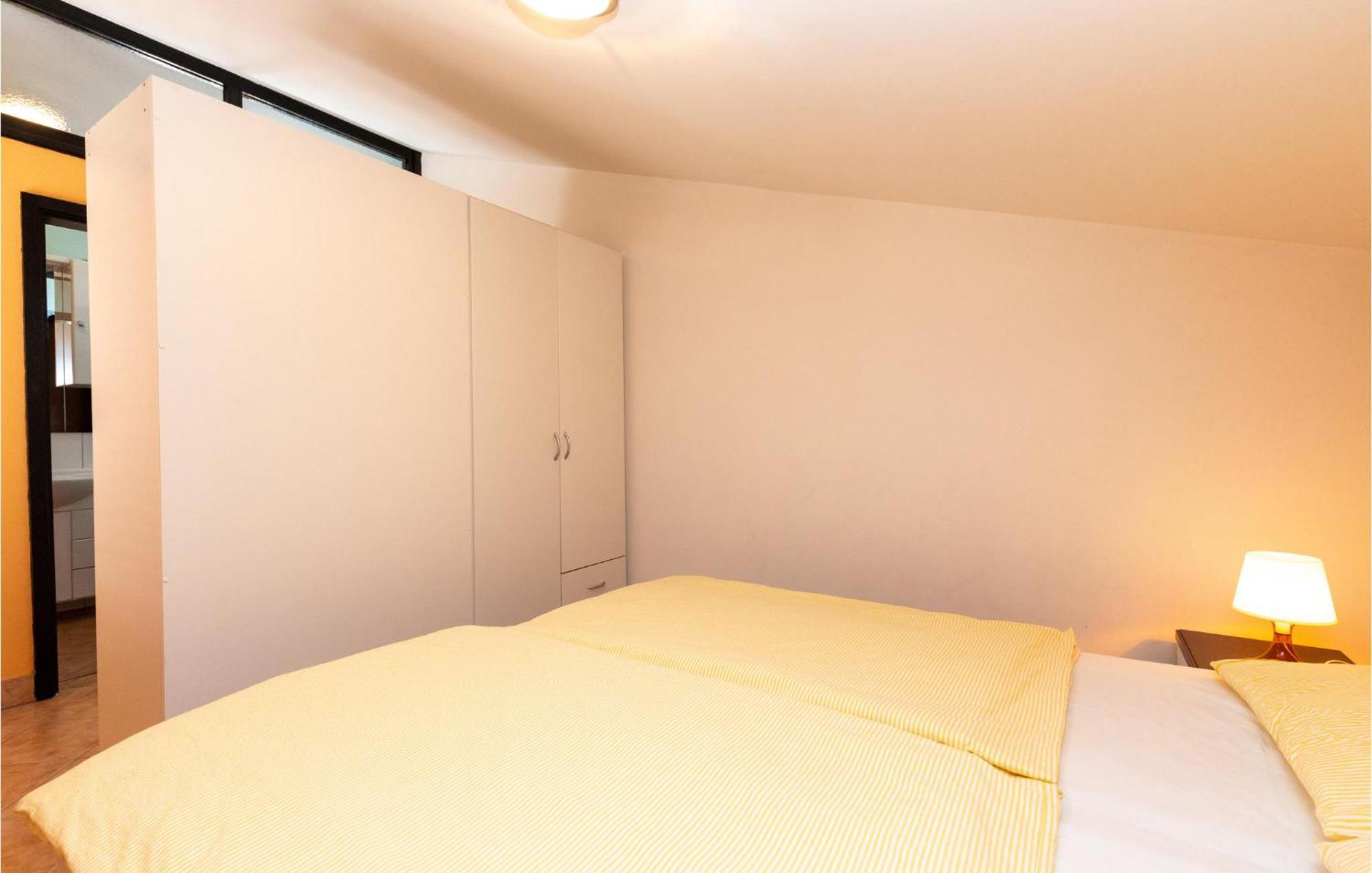 1 Bedroom Cozy Apartment In Jadranovo Exterior foto